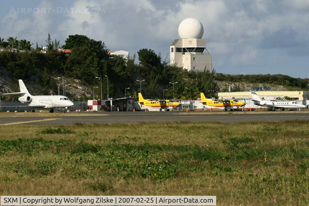 Princess Juliana International Airport, Philipsburg, Sint Maarten Netherlands Antilles (SXM) - DHL & Biz-Jets