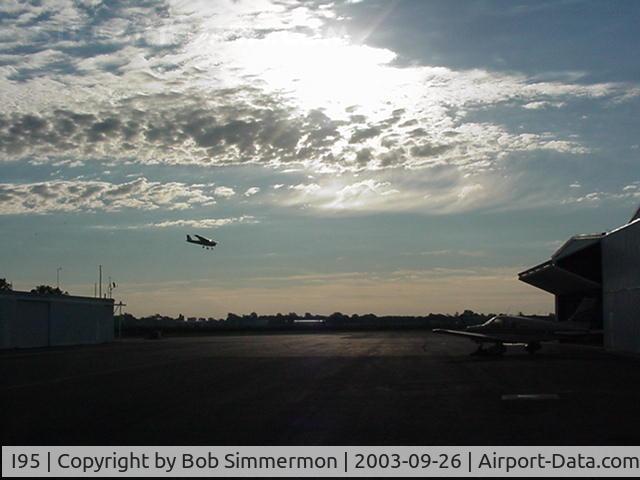 Hardin County Airport (I95) - N7830T on final for 22