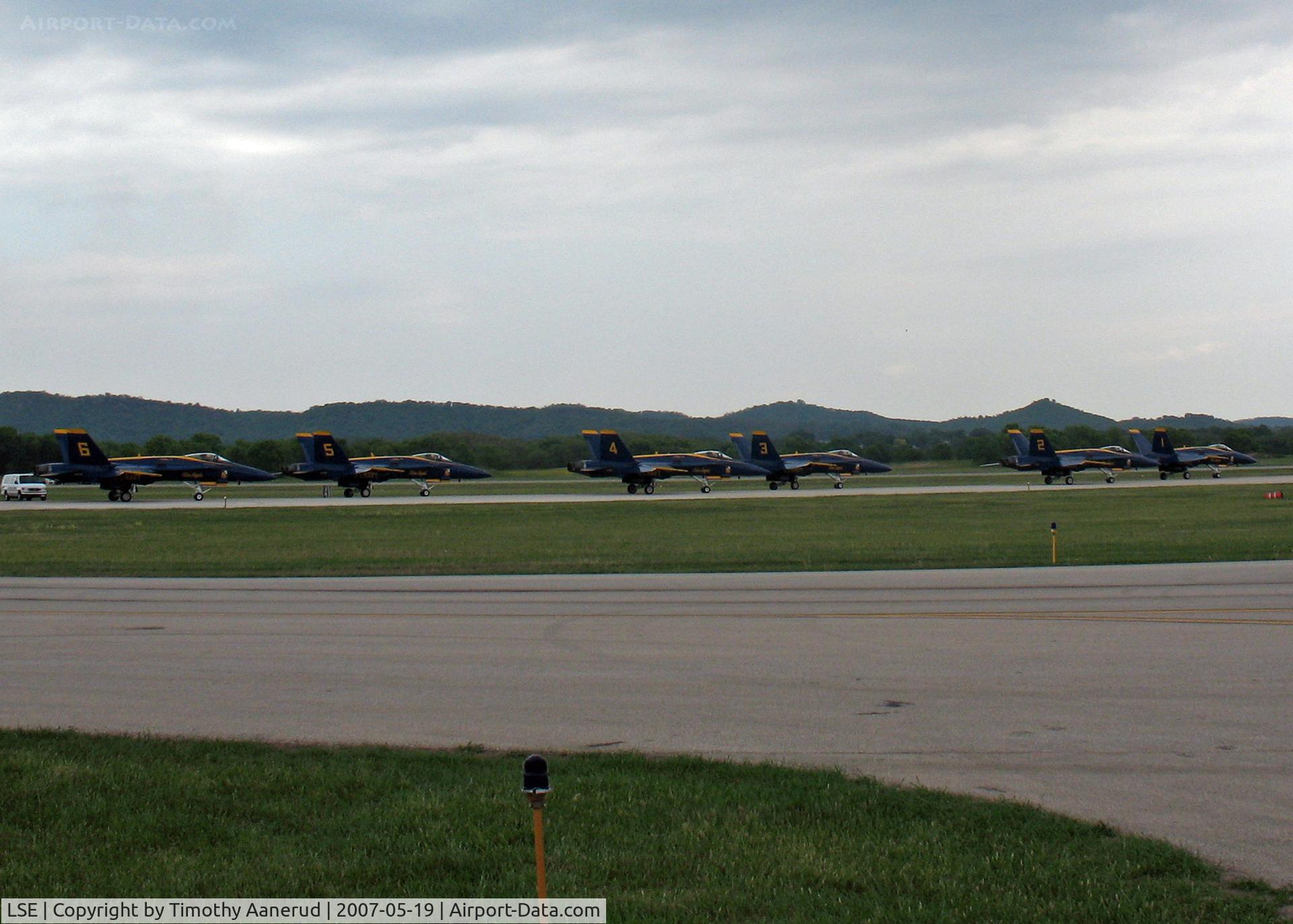 La Crosse Municipal Airport (LSE) - Taxiing to active