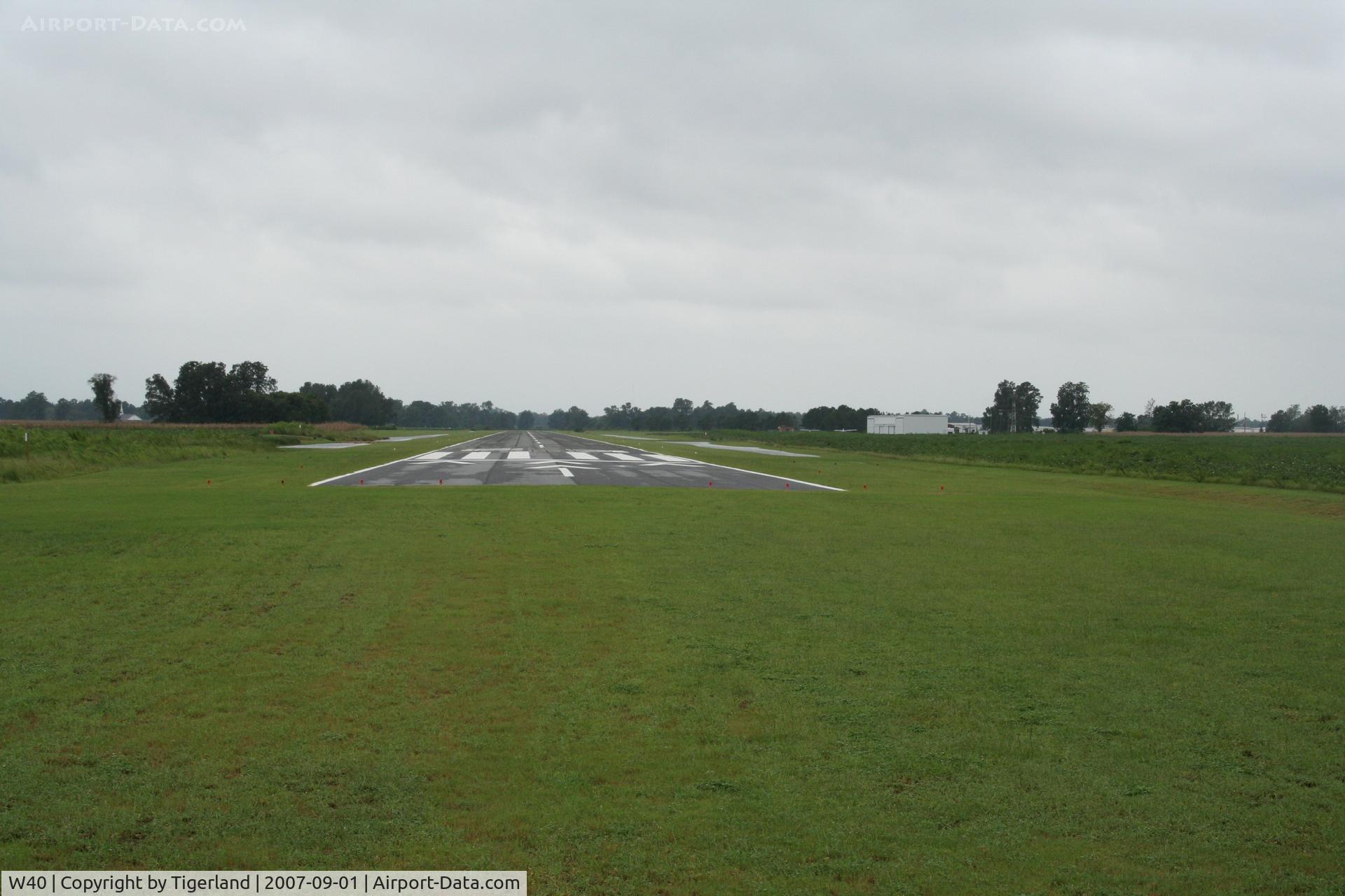 Mount Olive Municipal Airport (W40) - The staff of Bass Avation were friendly.  This is a nice counrty airport.