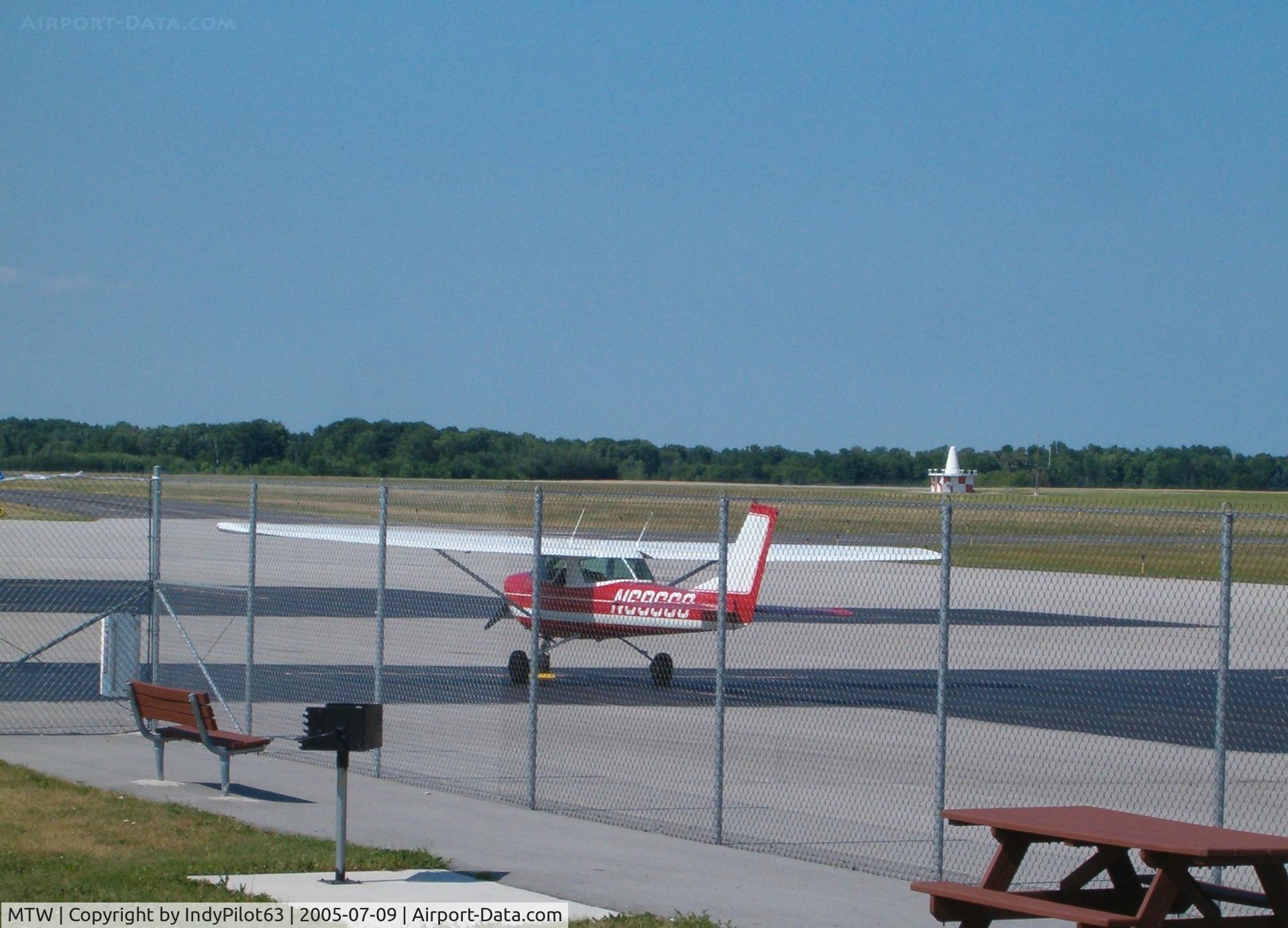 Manitowoc County Airport (MTW) - tarmac
