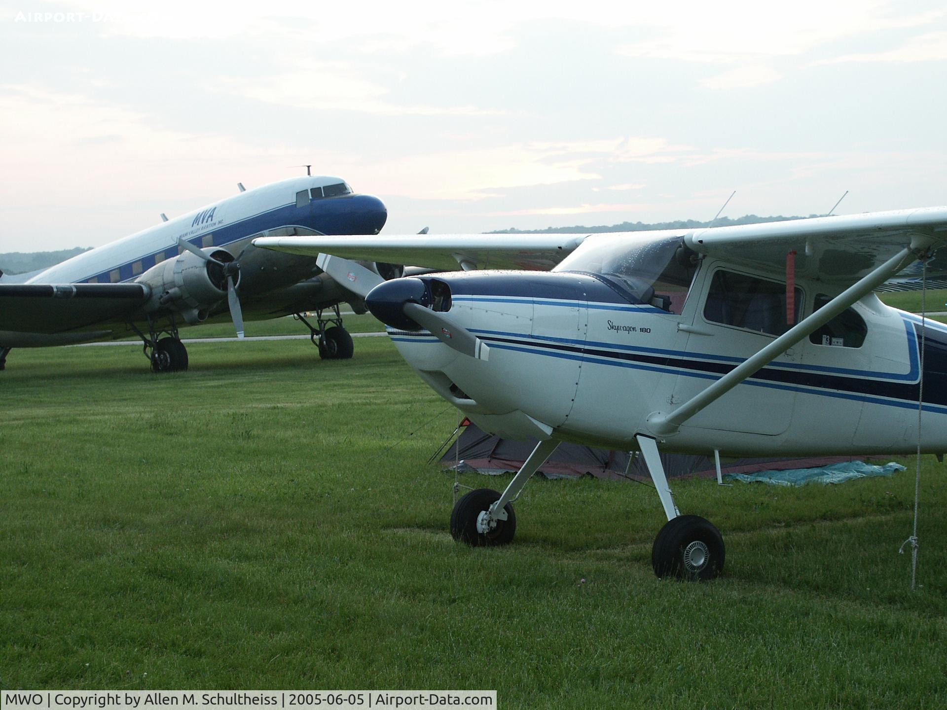 Middletown Regional/hook Field Airport (MWO) - Like Colors on Aircraft