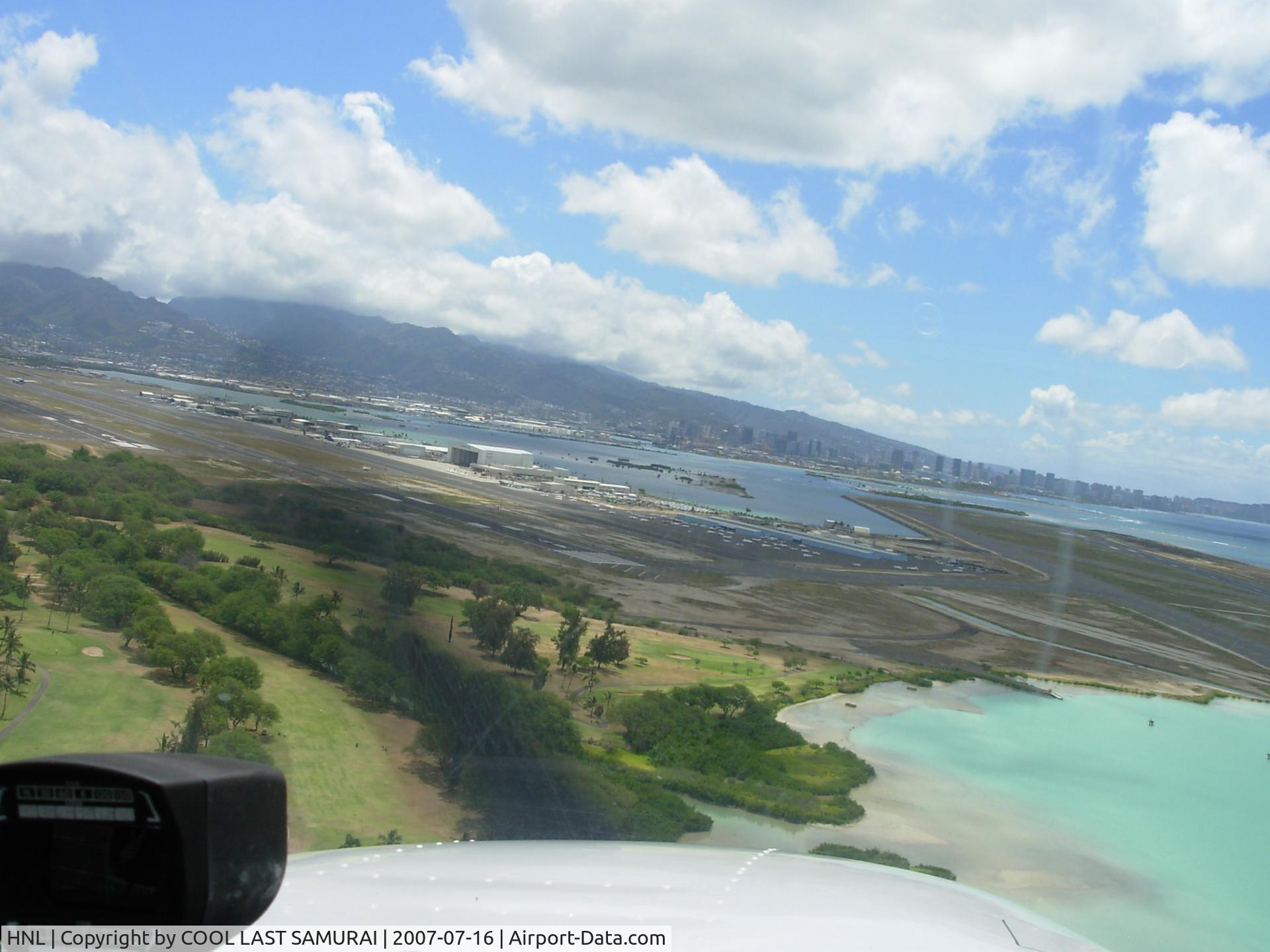 Honolulu International Airport (HNL) - Cessna172SP HNL Rwy4L short final approach