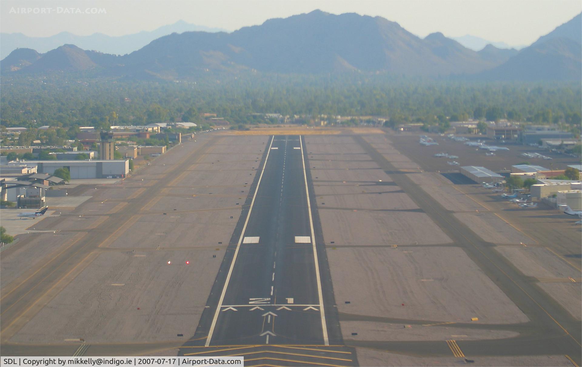 Scottsdale Airport (SDL) - Approaching runway 21