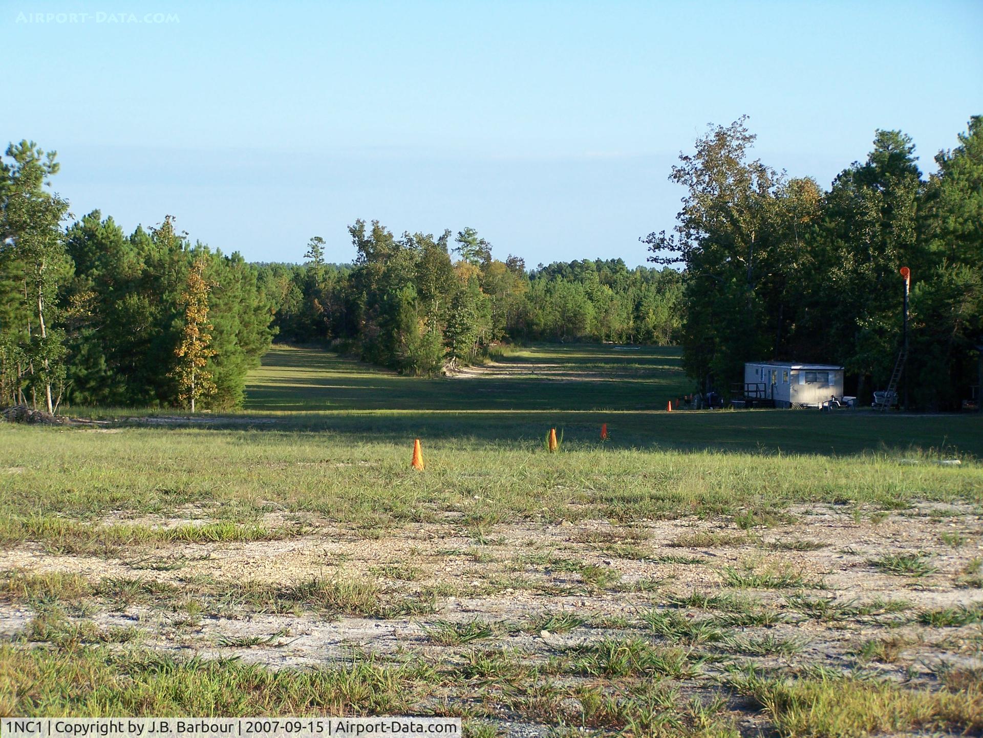 Ron's Ultralight Field Ultralight (1NC1) - Nice country location.  The owner took the time to answer all my question about the many Ultra lights that were hangered.  Thanks.