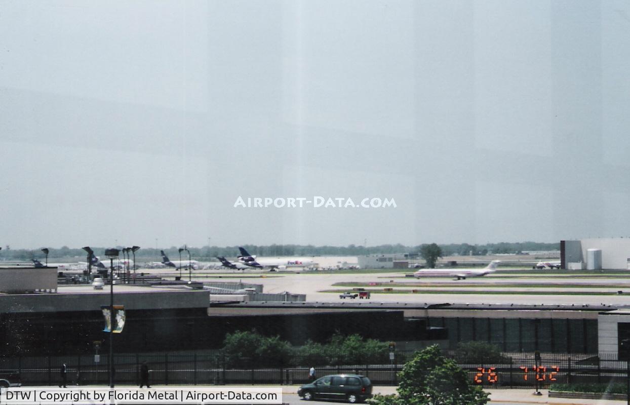 Detroit Metropolitan Wayne County Airport (DTW) - Fed Ex ramp