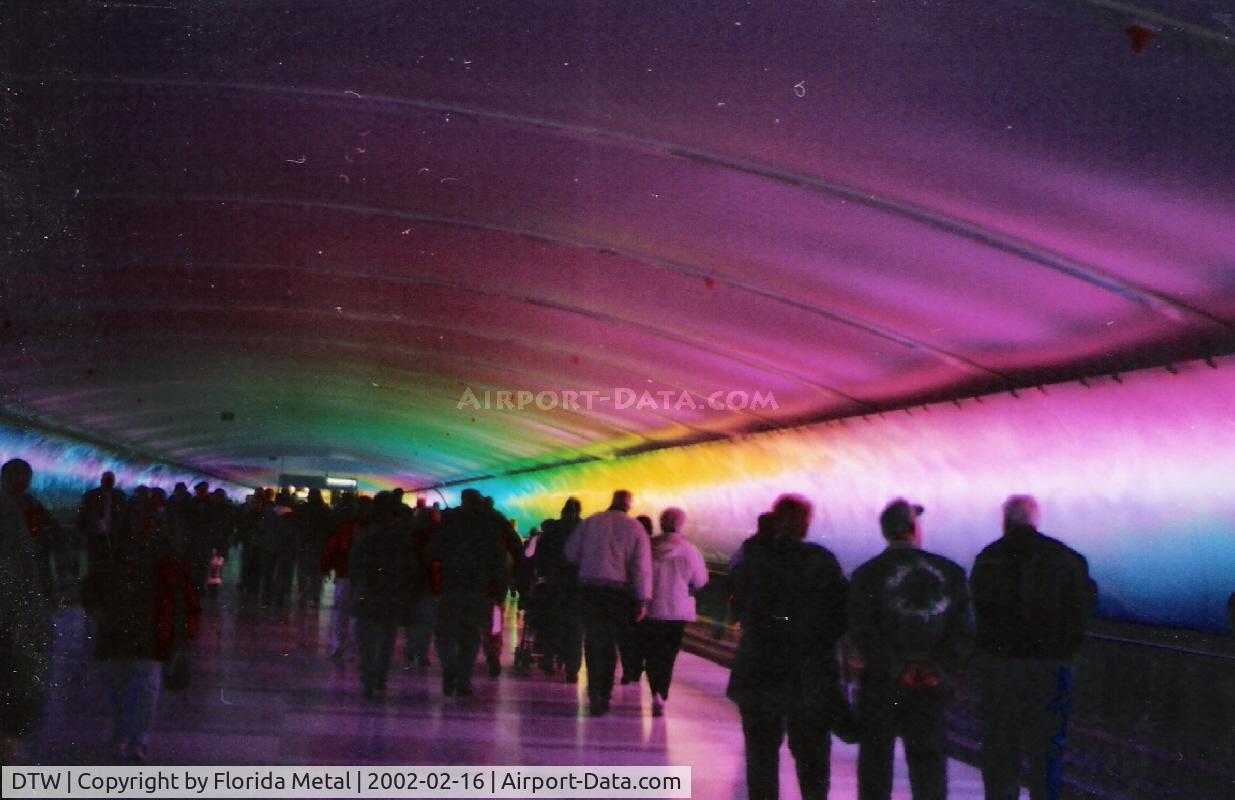 Detroit Metropolitan Wayne County Airport (DTW) - light tunnel