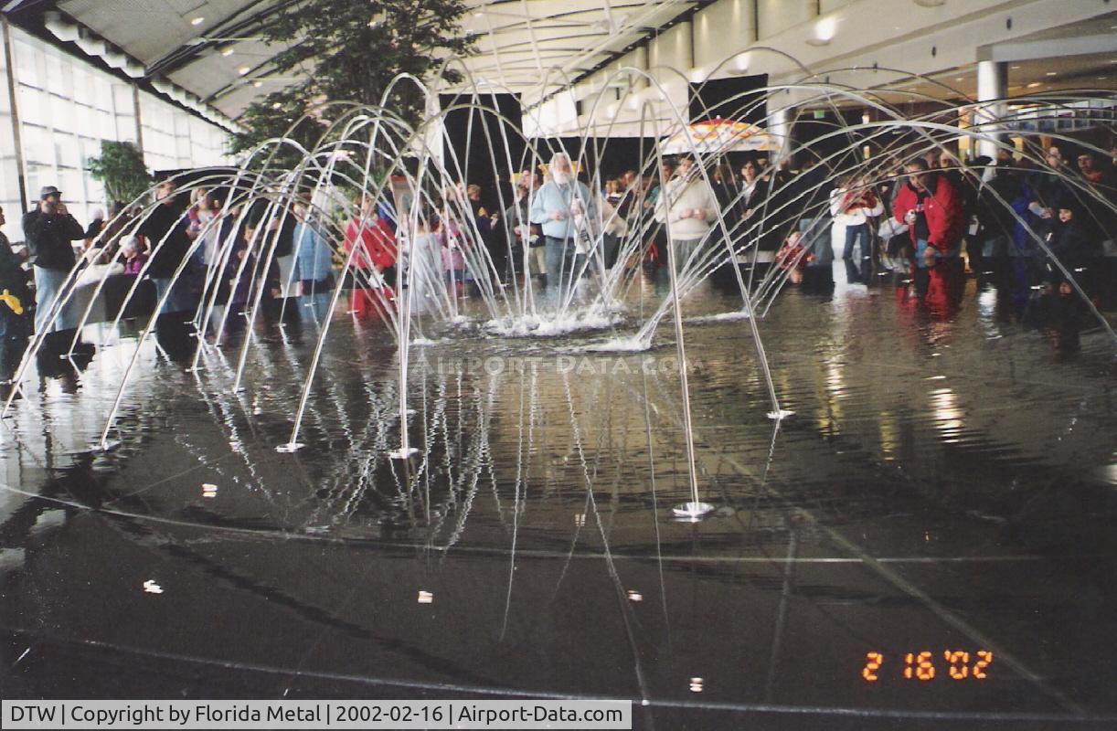 Detroit Metropolitan Wayne County Airport (DTW) - fountain