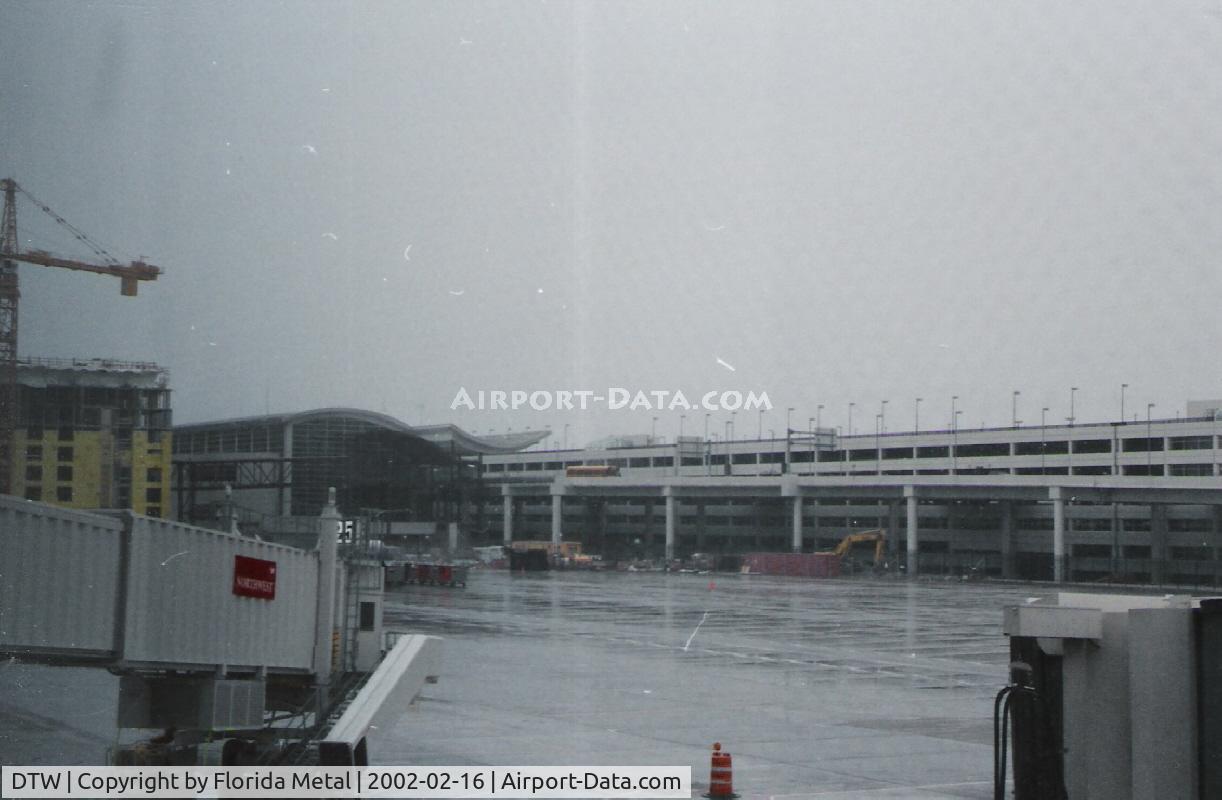 Detroit Metropolitan Wayne County Airport (DTW) - Hotel construction at DTW