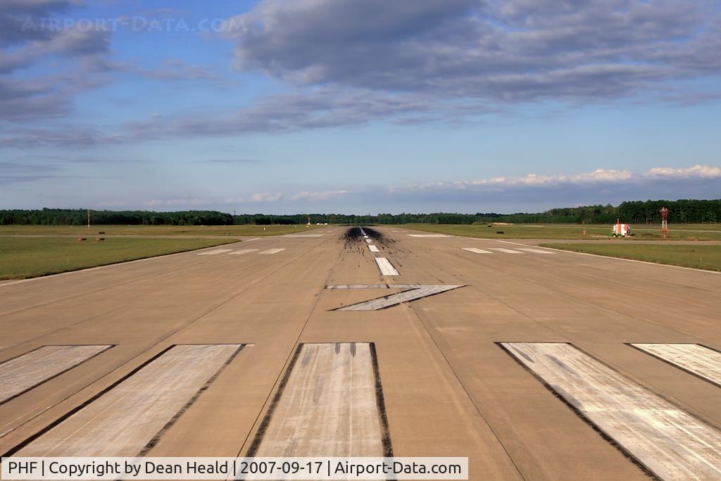 Newport News/williamsburg International Airport (PHF) - RWY 7 at Newport News/Williamsburg Int'l Airport.