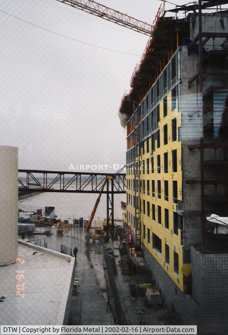 Detroit Metropolitan Wayne County Airport (DTW) - Westin Hotel construction at DTW