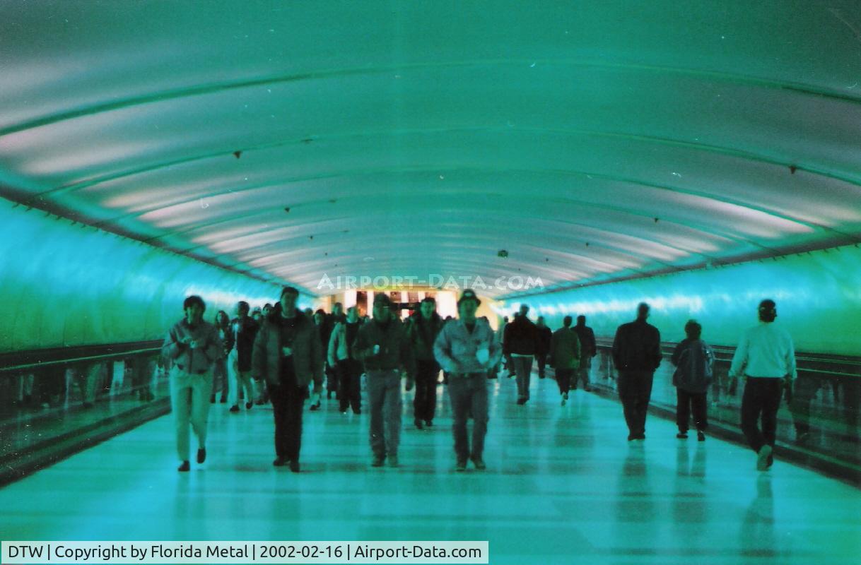 Detroit Metropolitan Wayne County Airport (DTW) - light tunnel