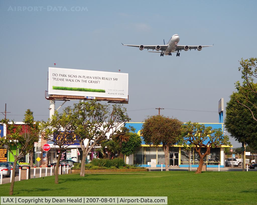 Los Angeles International Airport (LAX) - Singapore Airlines 9V-SGC on short-final to RWY 24R as seen from the park across the street from In-N-Out Burger.