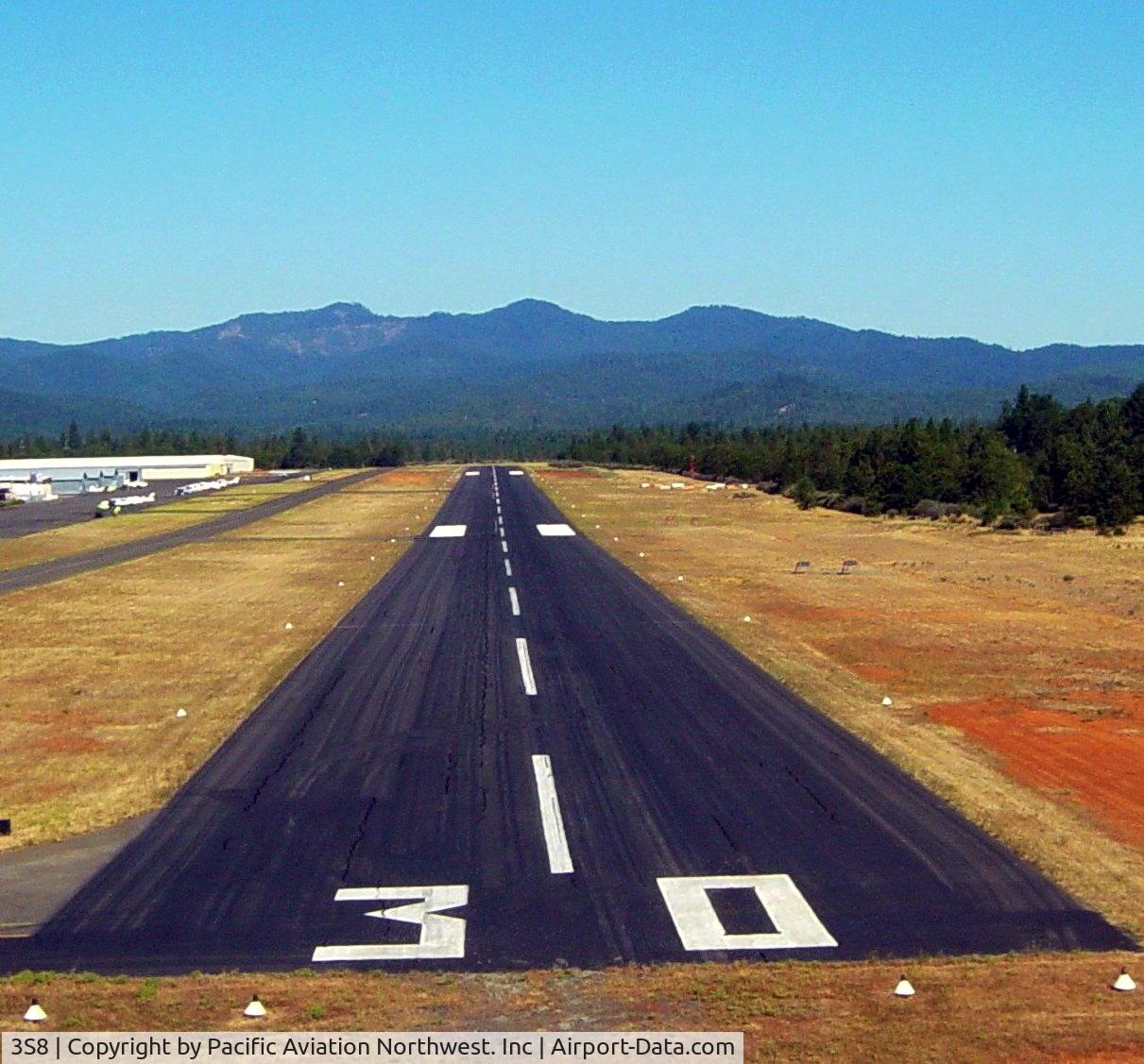 Grants Pass Airport (3S8) - Approch to Calm wind runway
