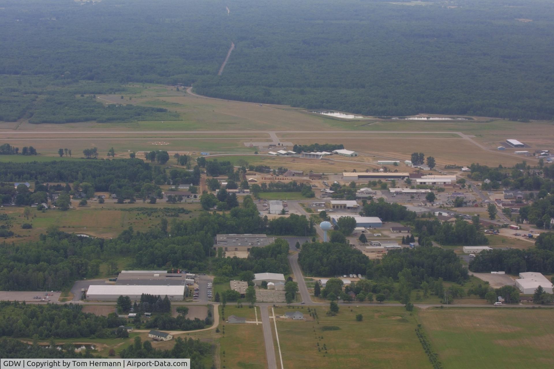 Gladwin Zettel Memorial Airport (GDW) - Left downwind for Rwy 9 over downtown Gladwin