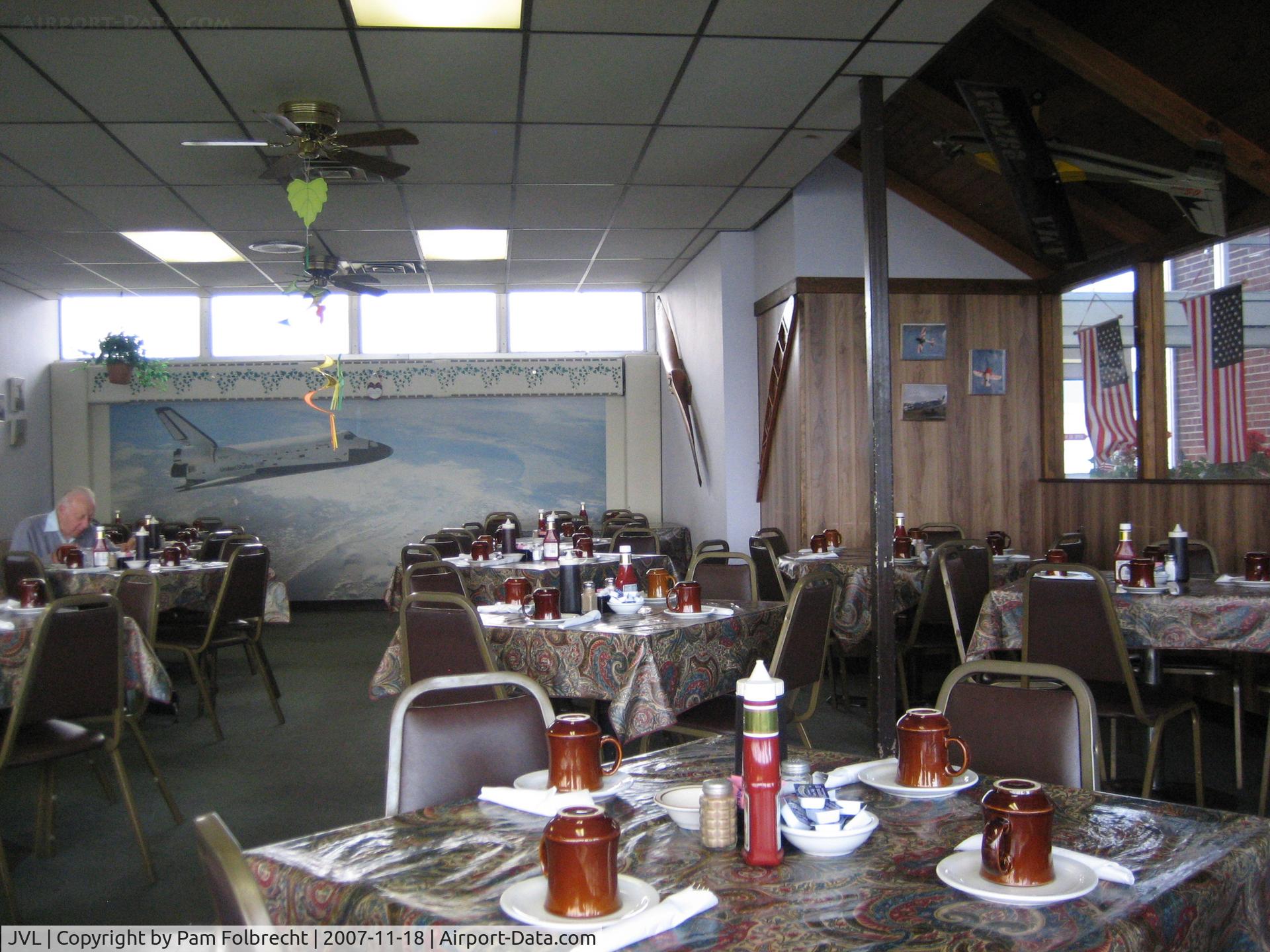 Southern Wisconsin Regional Airport (JVL) - Cavu Cafe