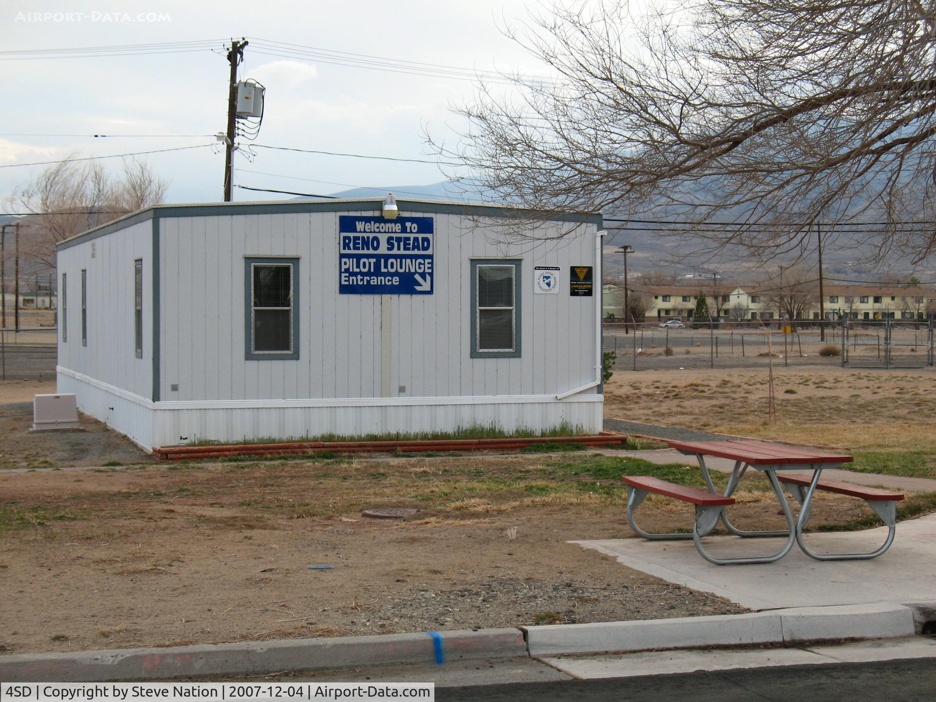 4SD Airport - Reno-Stead pilots lounge