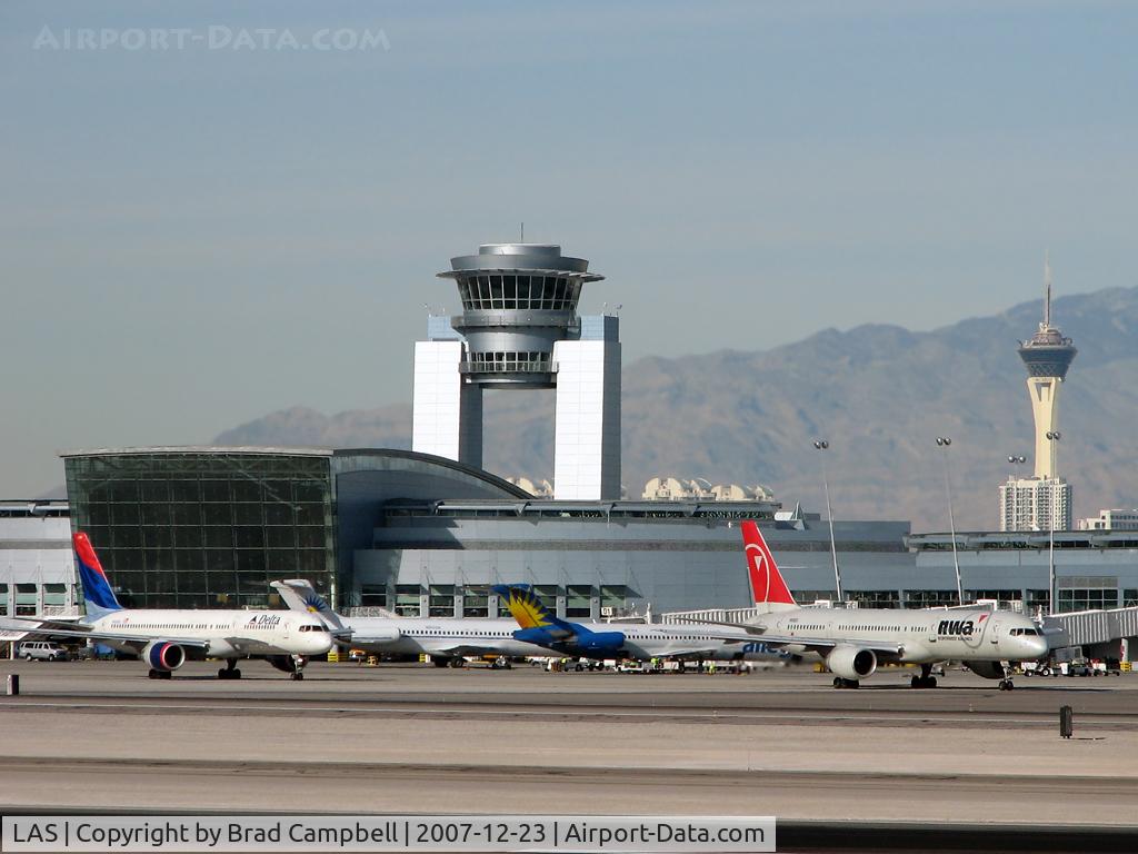 Harry Reid International Airport (LAS) - Action in front of the 'D' Gates