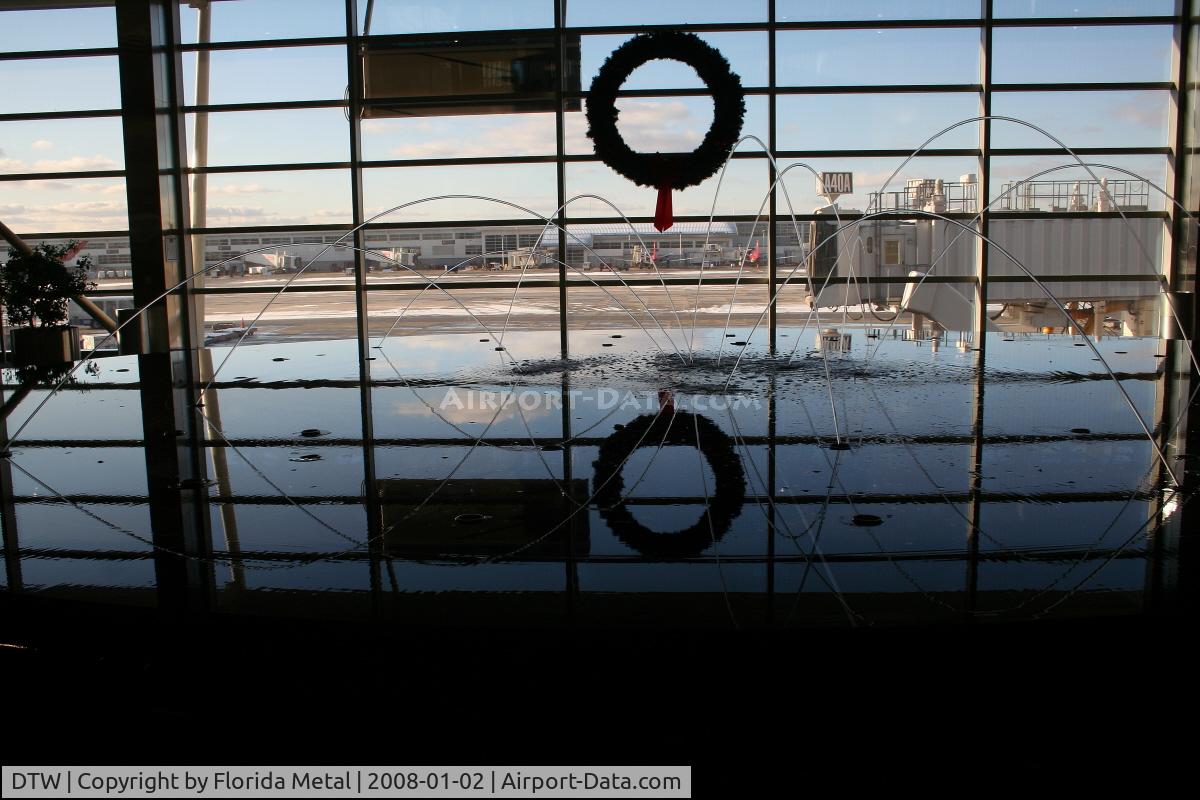 Detroit Metropolitan Wayne County Airport (DTW) - Fountain in McNamara Terminal