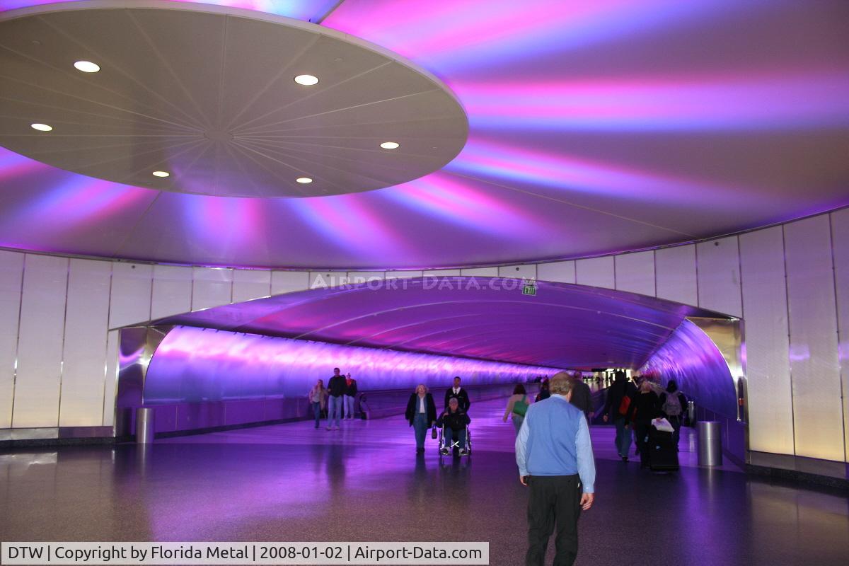 Detroit Metropolitan Wayne County Airport (DTW) - Light tunnel between Concourse A and B