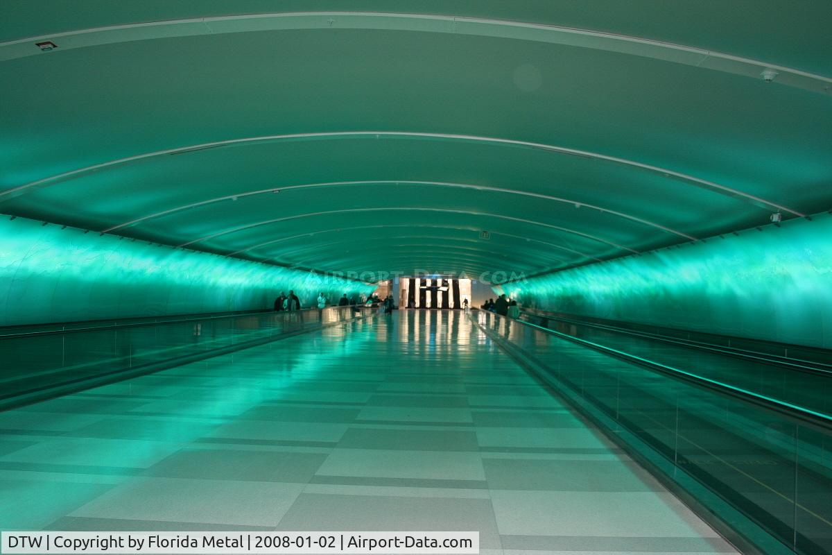 Detroit Metropolitan Wayne County Airport (DTW) - Light tunnel between Concourse A and B