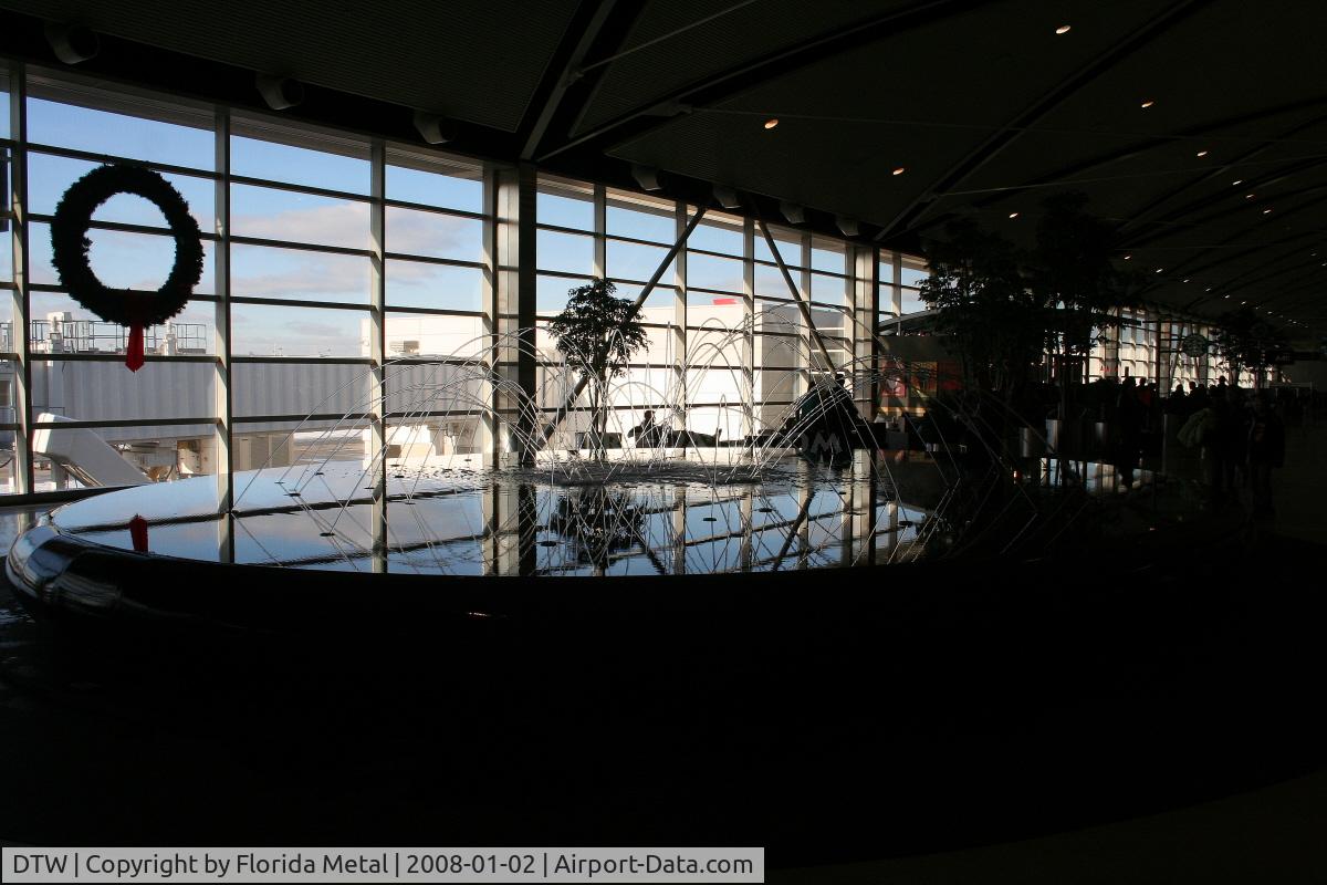 Detroit Metropolitan Wayne County Airport (DTW) - Concourse A Fountain