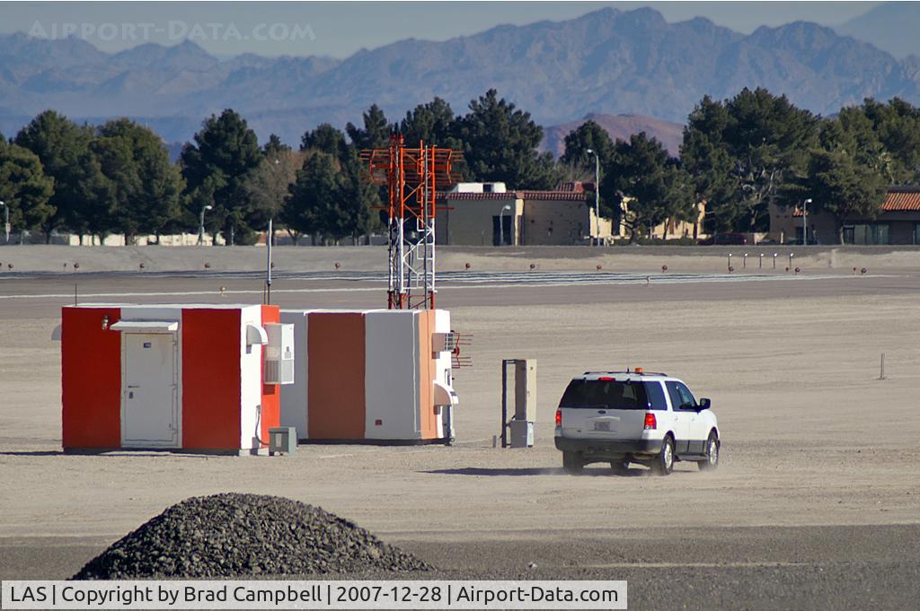 Harry Reid International Airport (LAS) - I always thought these were little boxes. Now, with something next to them for comparison: I see they are much larger!
