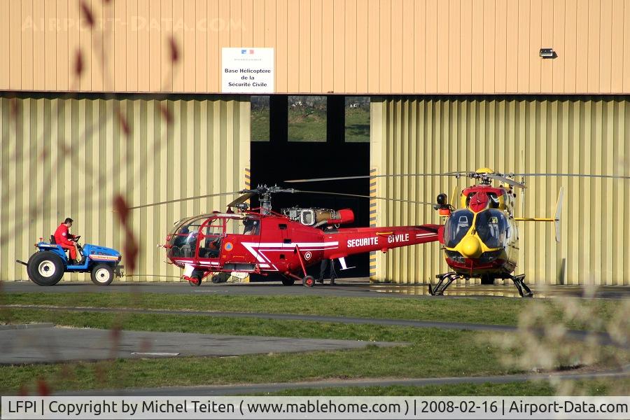 Paris Issy-les-Moulineaux Airport, Paris France (LFPI) - The hangar from the Securite Civile