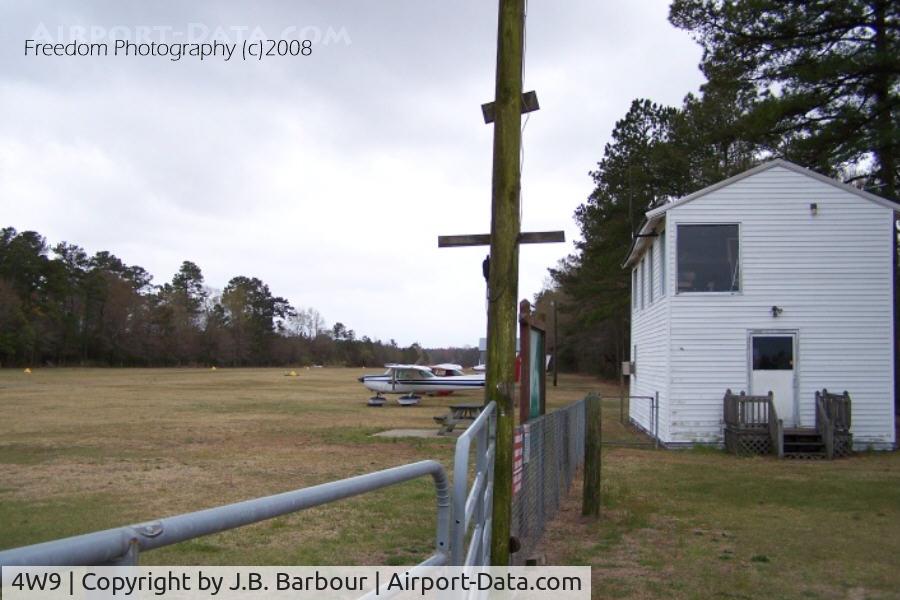 Pink Hill Airport (4W9) - Country airstrip with a nice charm surrounded by grape vines.