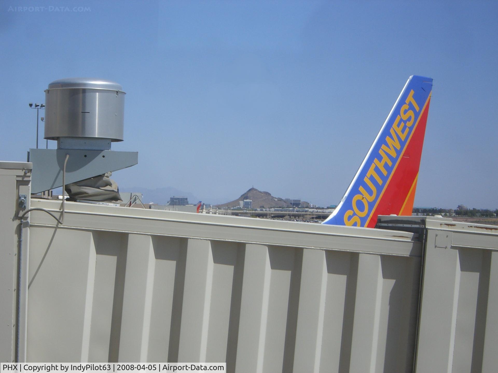Phoenix Sky Harbor International Airport (PHX) - Looking over southeast toward ASU and T-Butte.