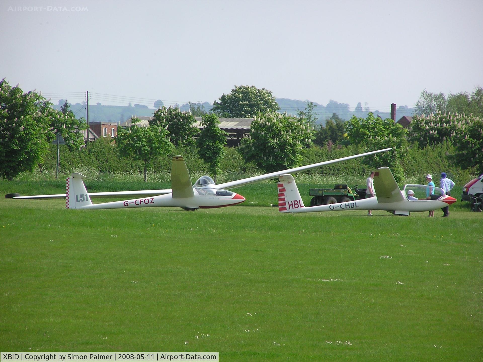 XBID Airport - Waiting on the line at Bidford