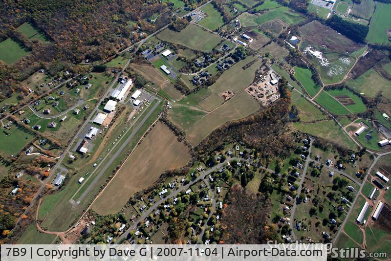 Ellington Airport (7B9) - Ellington Airport, Connecticut Parachutists dropzone, and the surrounding area.