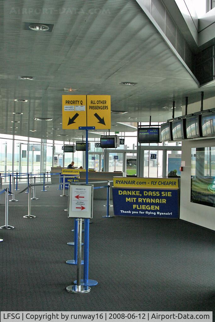 Épinal Mirecourt Airport, Épinal France (LFSG) - at Gates