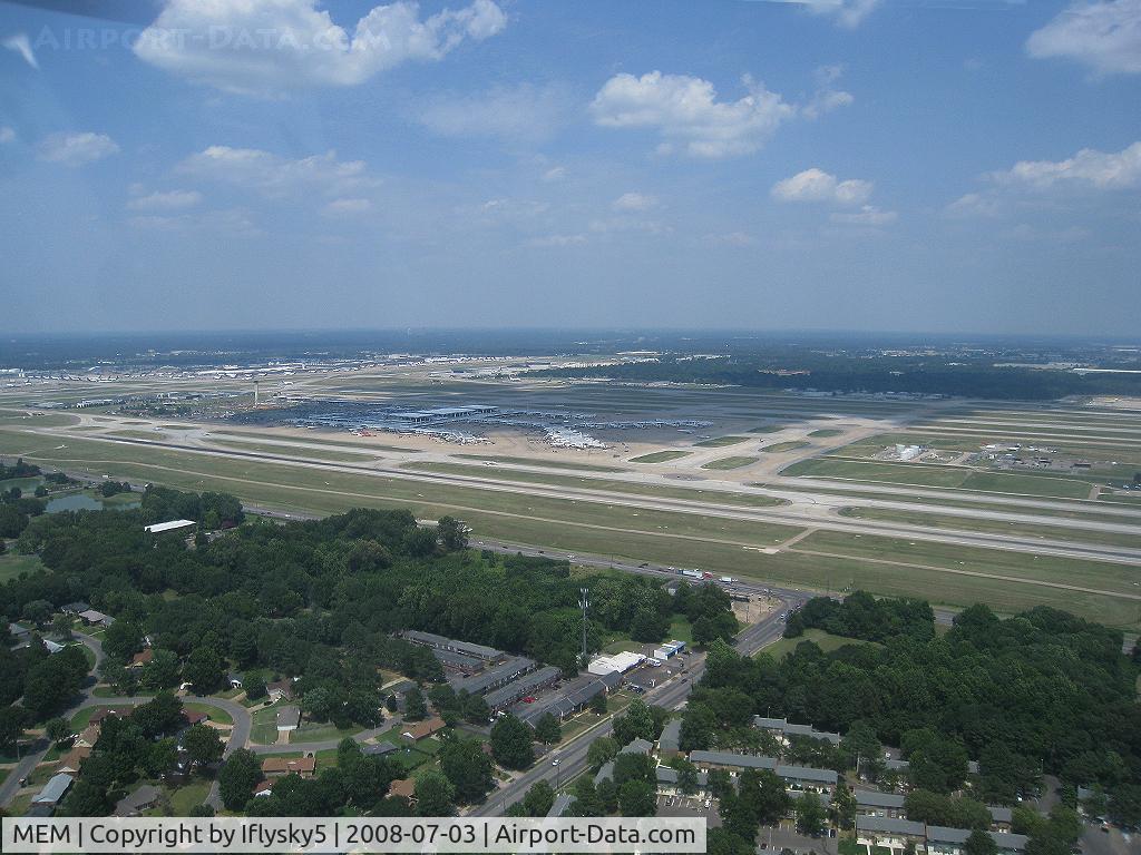 Memphis International Airport (MEM) - KMEM from the West @ 900ft AGL