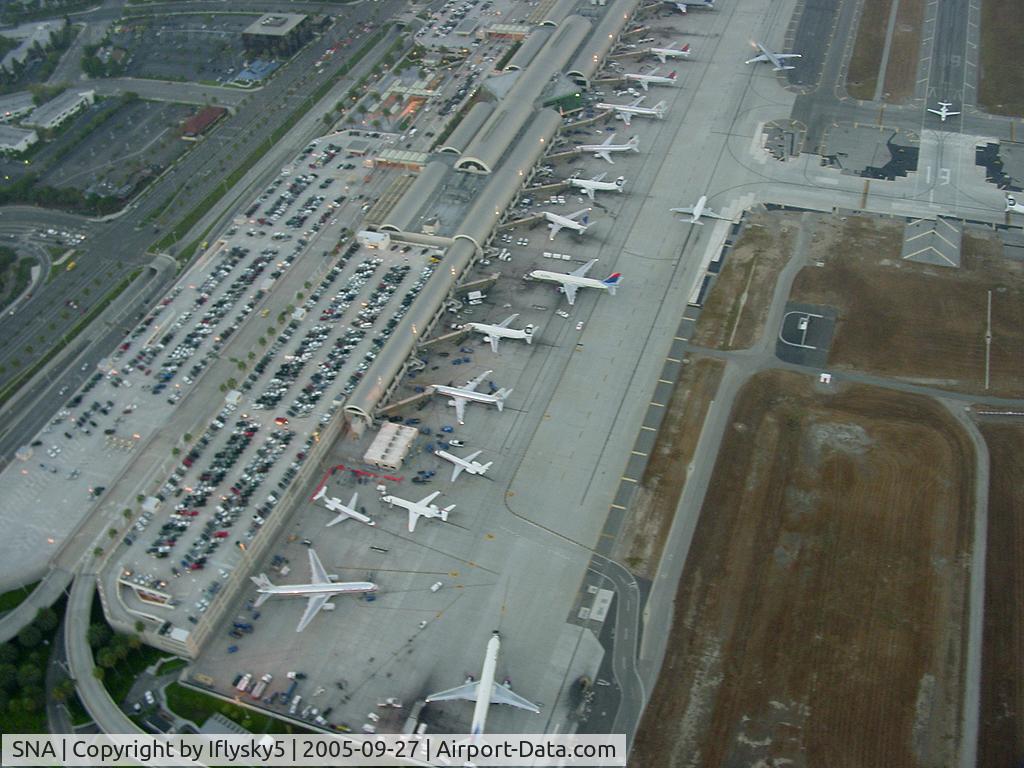John Wayne Airport-orange County Airport (SNA) - Crossing the 19L of KSNA 0650 