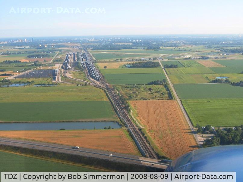 Toledo  Executive Airport (TDZ) - Approaching Metcalf from the south.