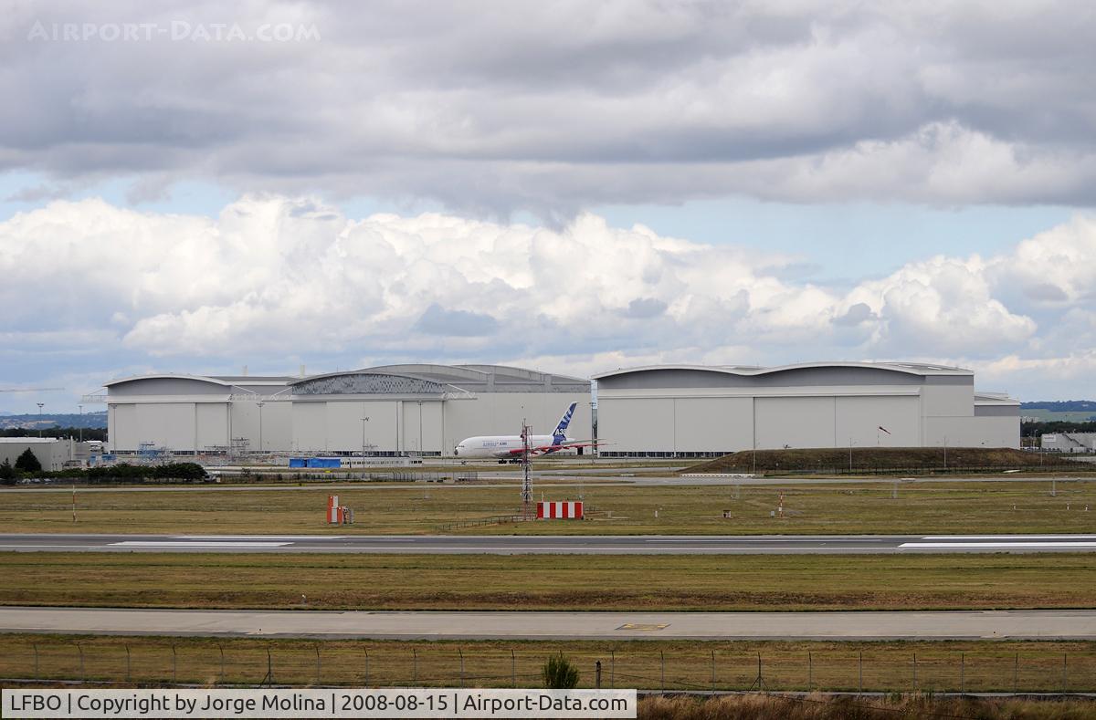 Toulouse Airport, Blagnac Airport France (LFBO) - ILS antenna, behind A380 sector.