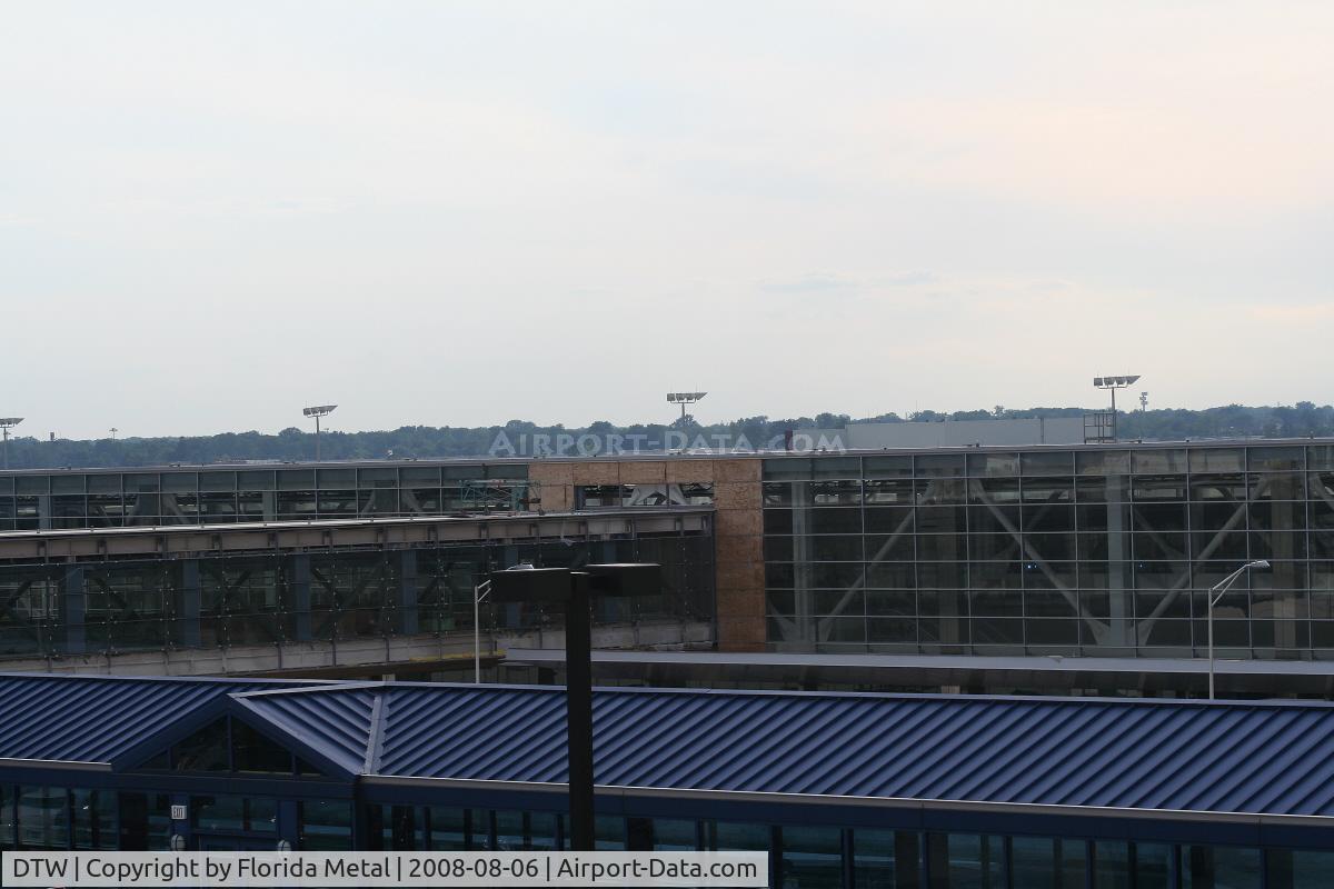 Detroit Metropolitan Wayne County Airport (DTW) - New North Terminal being built