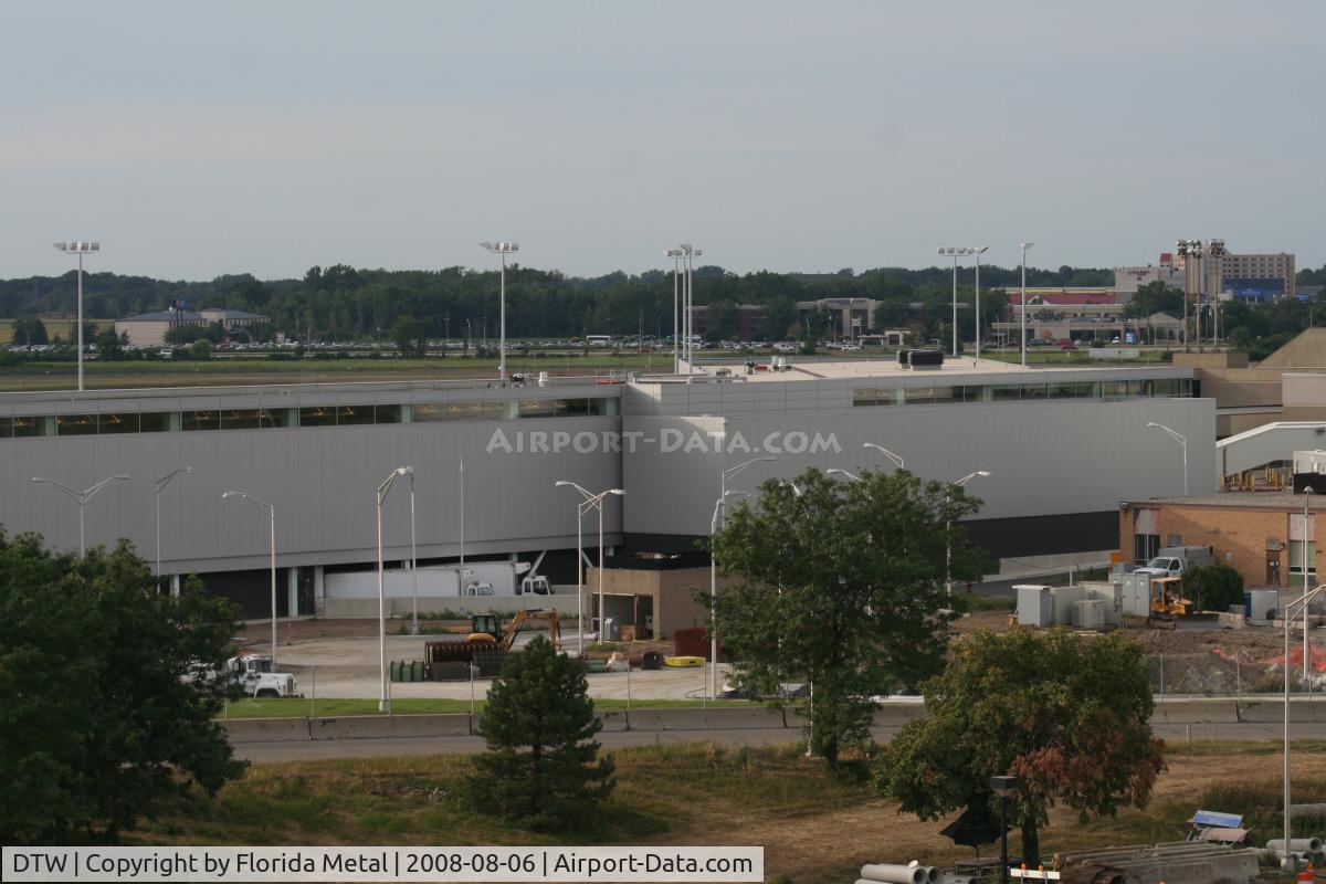 Detroit Metropolitan Wayne County Airport (DTW) - New North Terminal being built