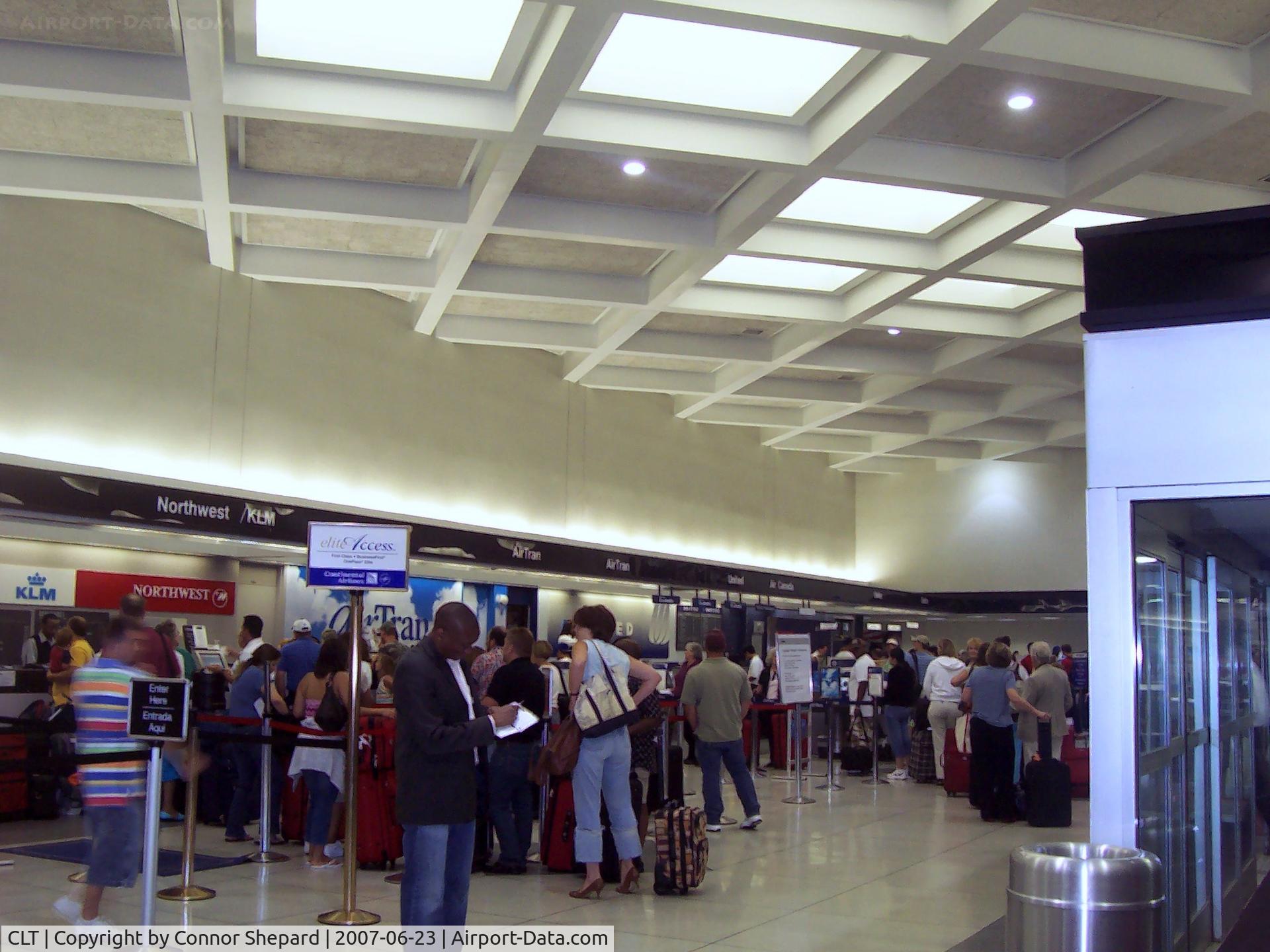 Charlotte/douglas International Airport (CLT) - The main lobby of Charlotte Douglas.