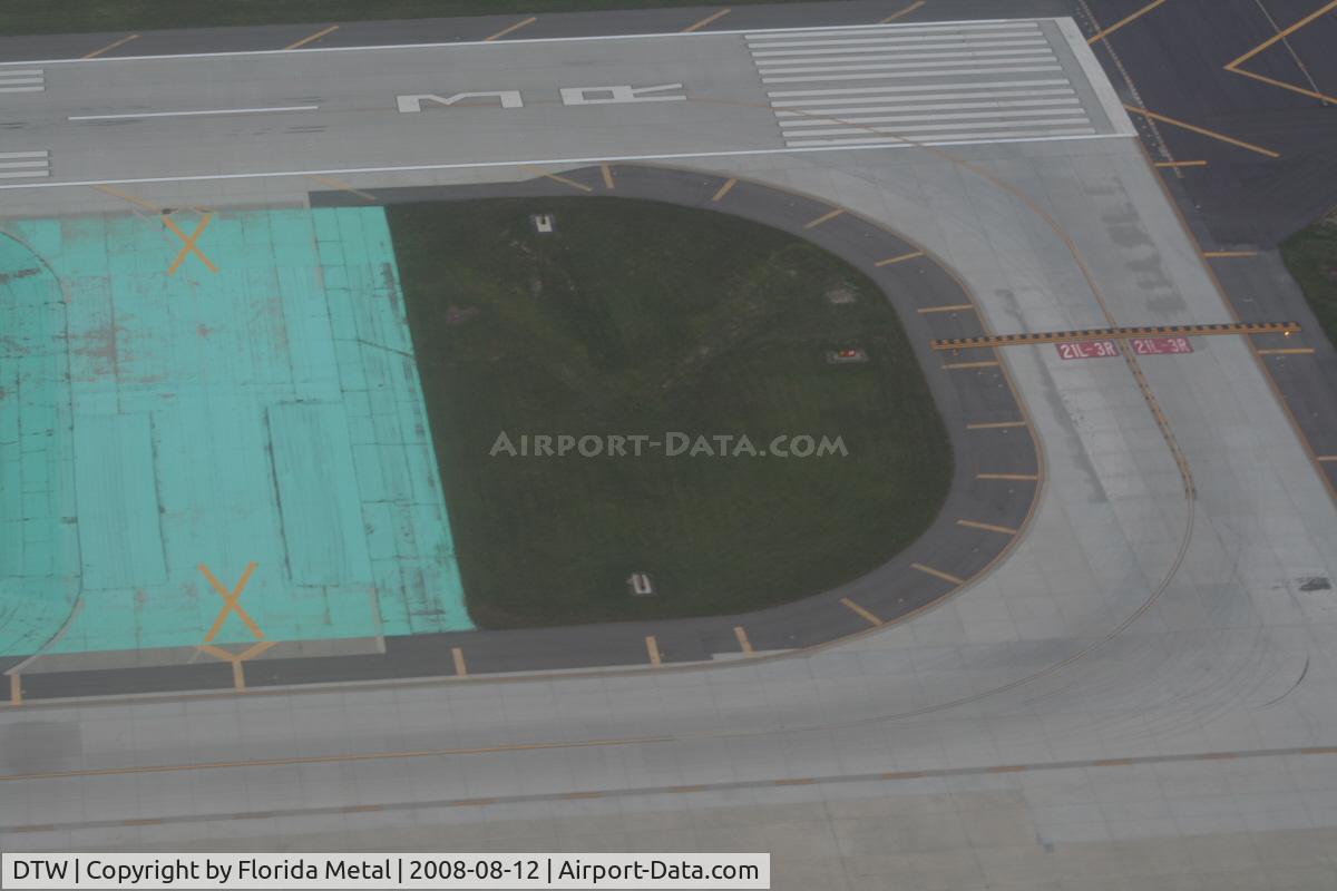 Detroit Metropolitan Wayne County Airport (DTW) - Threshold for Runway 3R at DTW