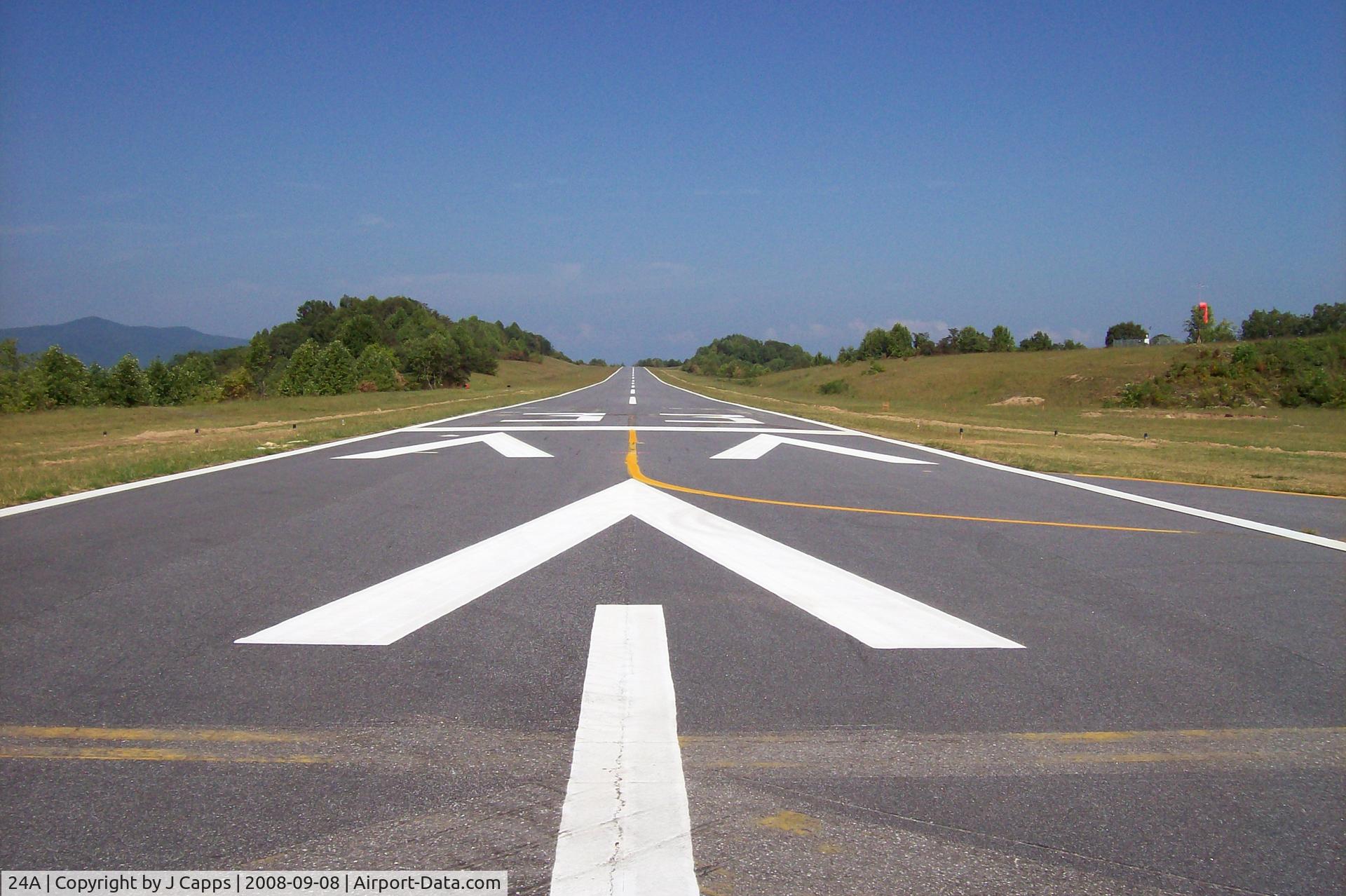 Jackson County Airport (24A) - RWY 33