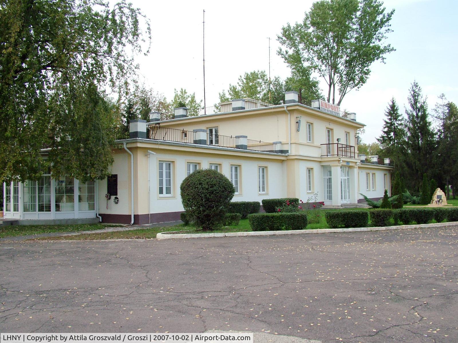 Nyíregyháza Airport, Nyíregyháza Hungary (LHNY) - Nyíregyháza Airport - LHNY Hungary - Terminal haus