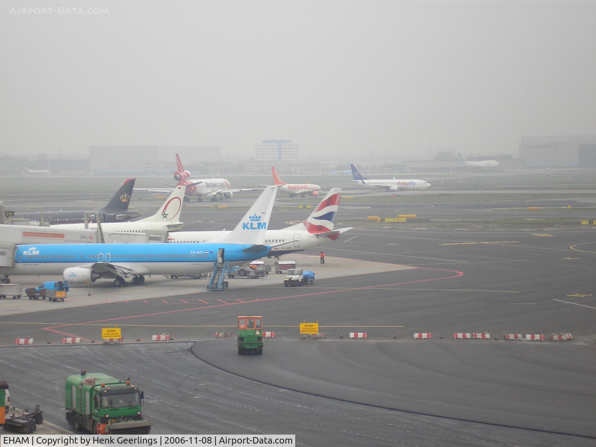 Amsterdam Schiphol Airport, Haarlemmermeer, near Amsterdam Netherlands (EHAM) - A foggy morning at Schiphol