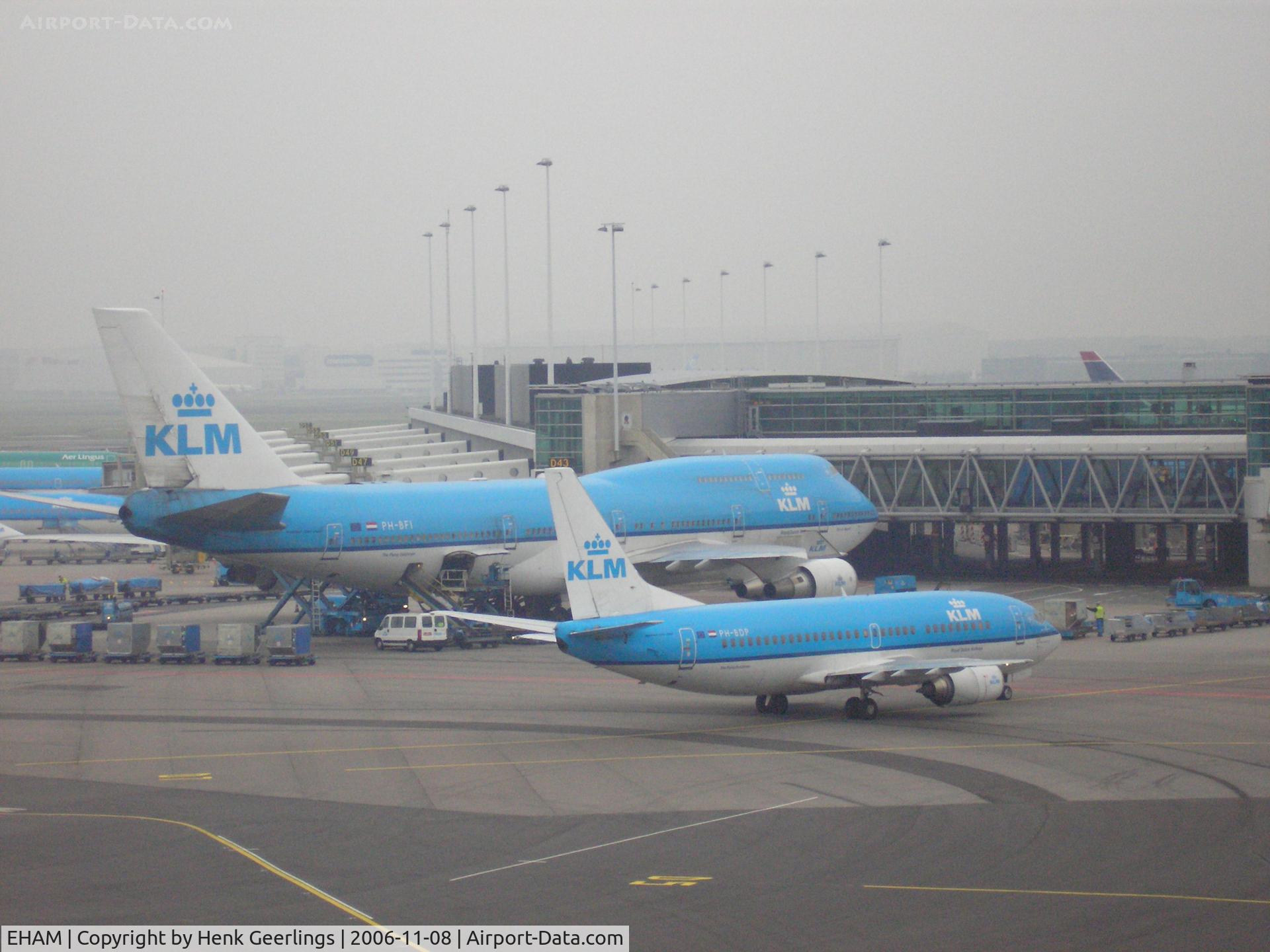 Amsterdam Schiphol Airport, Haarlemmermeer, near Amsterdam Netherlands (EHAM) - A foggy morning at Schiphol