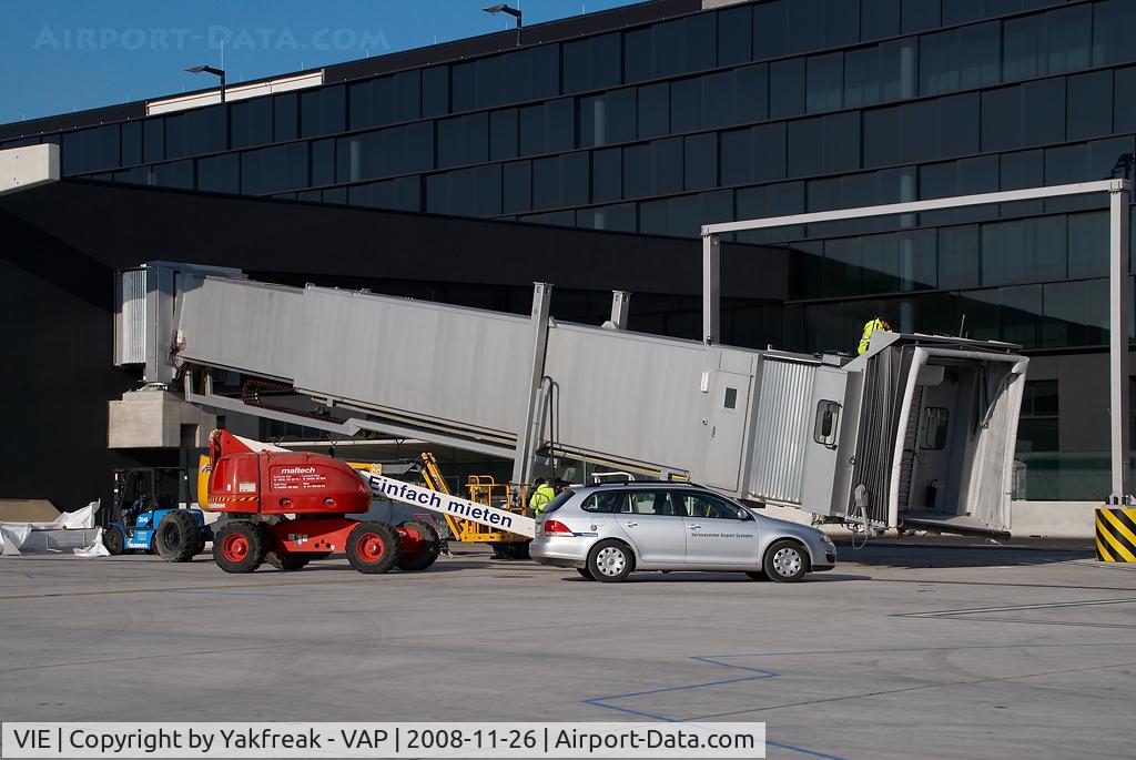 Vienna International Airport, Vienna Austria (VIE) - First Bridges for the Skylink
