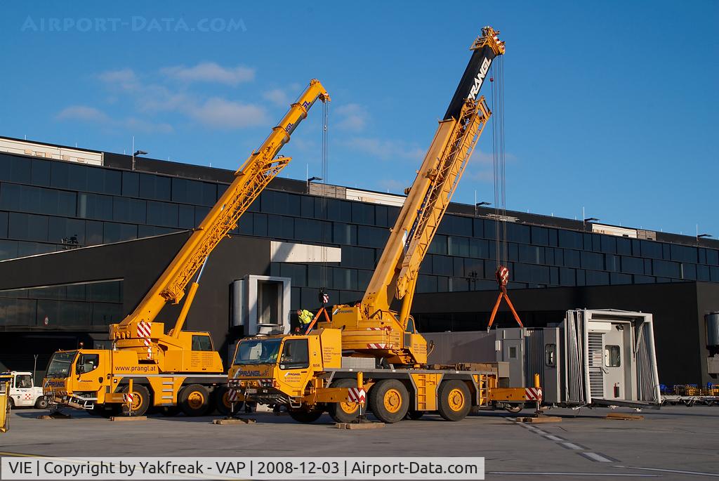 Vienna International Airport, Vienna Austria (VIE) - Skylink Airbridges