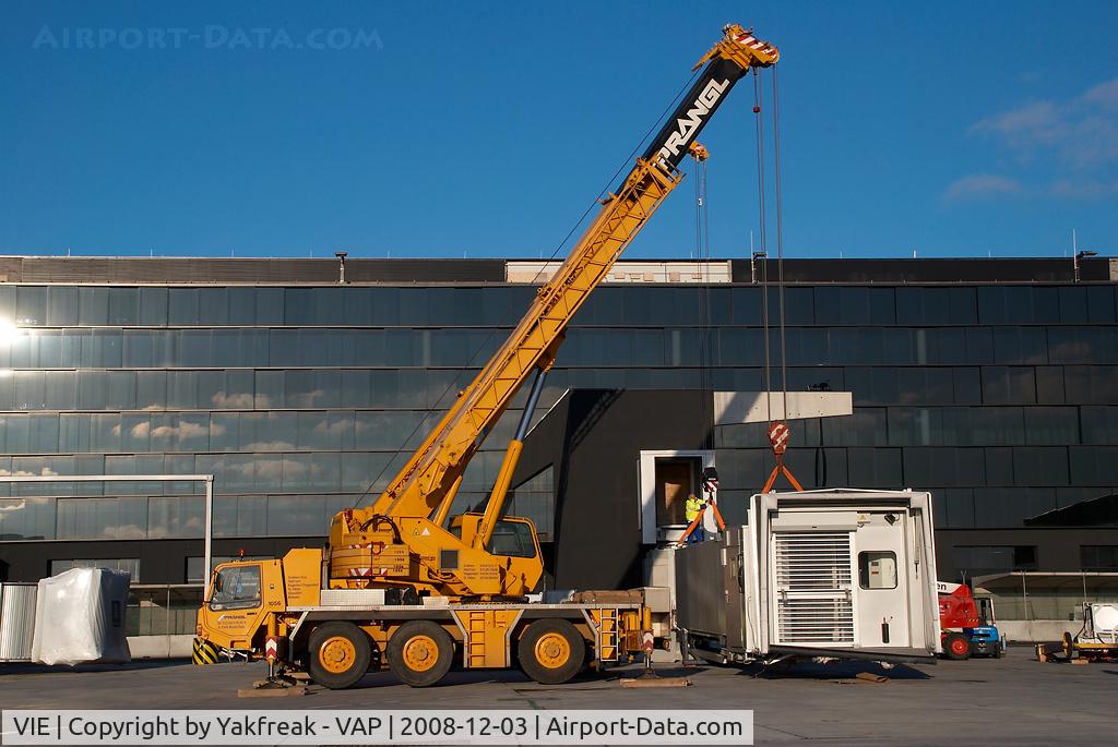 Vienna International Airport, Vienna Austria (VIE) - Skylink Airbridges