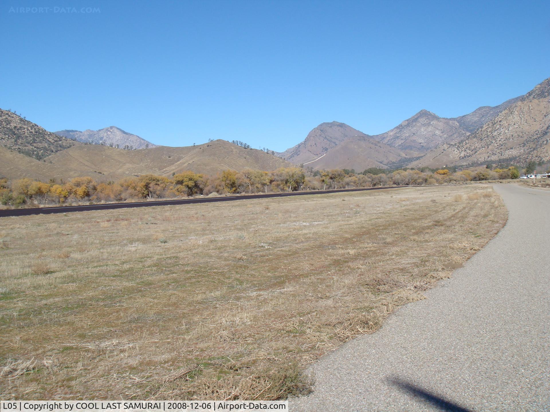 Kern Valley Airport (L05) - Taxiing to Rwy17