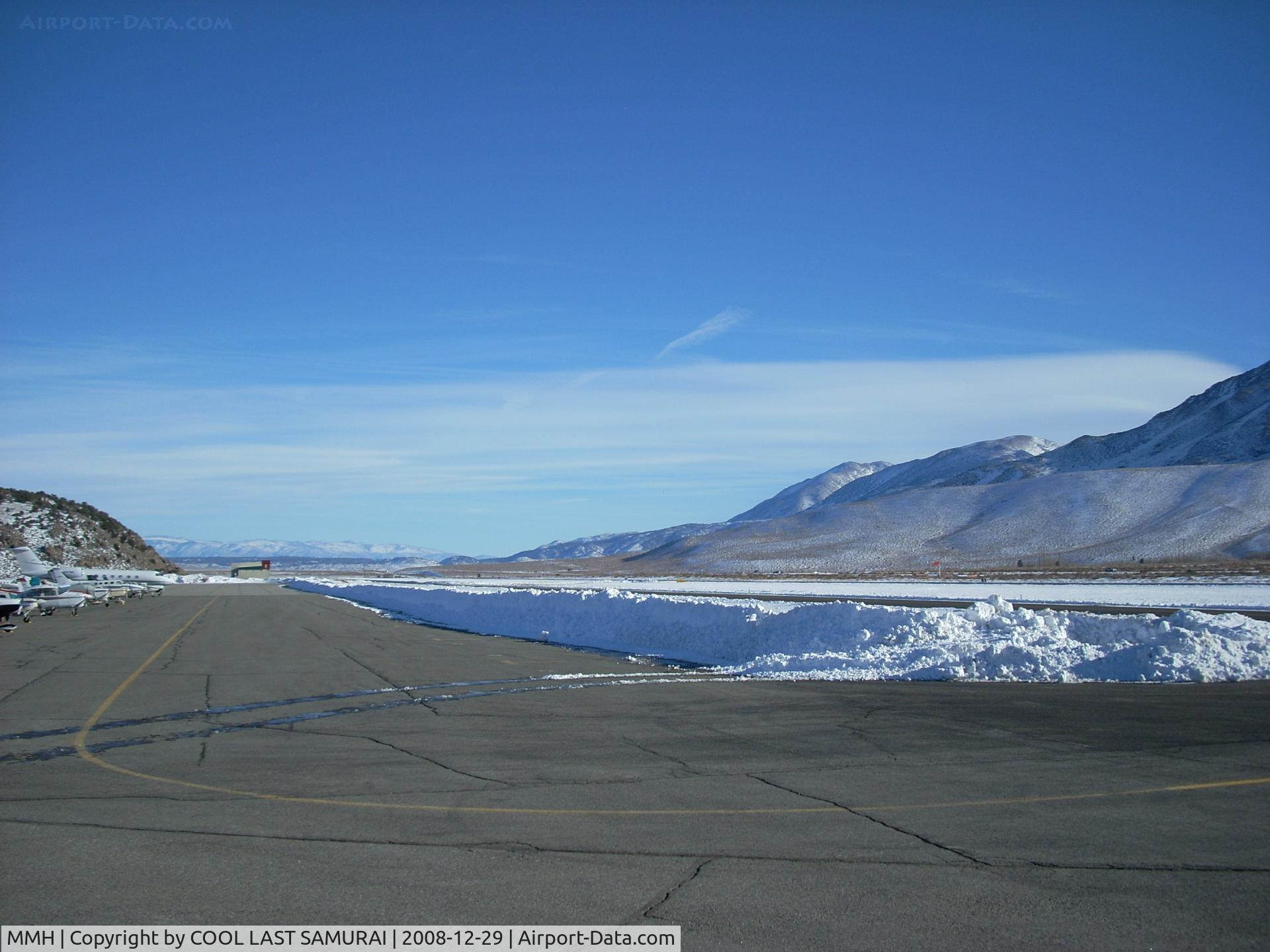 Mammoth Yosemite Airport (MMH) - A view from self-service fuel pit